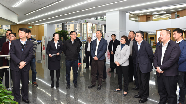 图为我州党政代表团在徐汇区行政服务中心考察学习