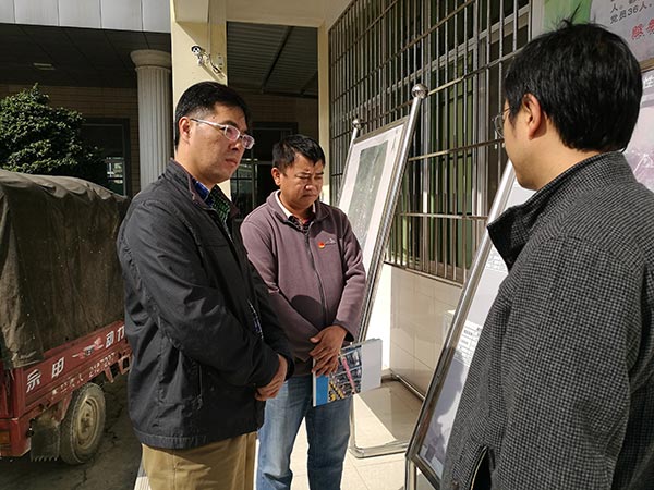 在都龙镇调研