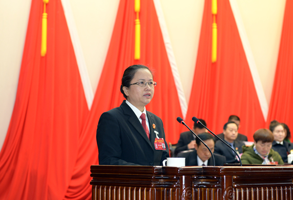 董桂琼向大会报告州中级人民法院工作