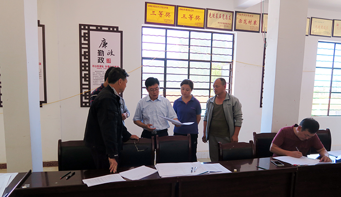 在砚山县阿猛镇迷法村委会调研