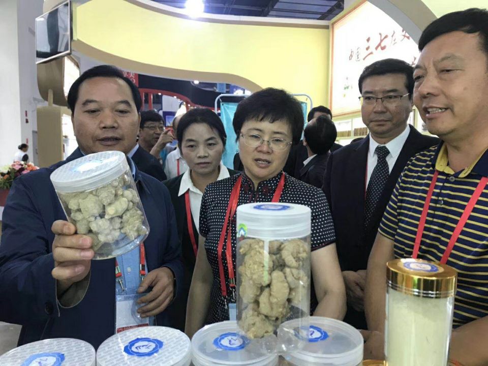 州委副书记、州长张秀兰,州人大常委会主任徐昌碧,州政协主席黎家松视察文山三七馆